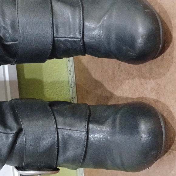 Union Bay Wmn's 7 Blk belt-strap mid heel boots - Picture 4 of 11